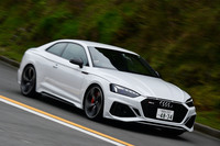 アウディスポーツ(旧クワトロ社)が手がけた高性能モデル「RS 5クーペ」。アウディ伝統の縦置きエンジンと4WDシステム「クワトロ」の組み合わせが味わえる2ドアクーペであることから、世界初の市販フルタイム4WD車「アウディ・クワトロ」の直系とも言われている。