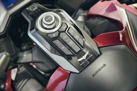 従来モデルでは左右に分割されていた操作インターフェイスを、新型ではセンターコンソールに集約。シートヒーターやグリップヒーターなど、使用頻度の高い機能については専用スイッチによるダイレクト操作としている。