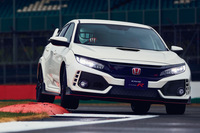 今日において、ホンダのスポーツイメージを一身に背負う「シビック タイプR」。スタイルのよくなった現行型はもちろん、ちょっとロボットチックだった先代、先々代もファンに厚く支持された。