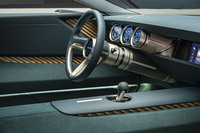 シンプルだが質感が高く視認性に優れた「マツダ・ビジョンXクーペ」のコックピット。マツダは「2035年のビジョンを示すコンセプトカー」と同モデルを紹介している。