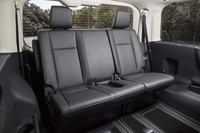 4列目はさらに簡素なベンチタイプに(2人乗り)。それでも座り心地は良好で、きちんとアームレストも付いている。