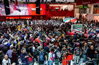 一般公開日の土曜日の正午付近。EICMAでも地元ブランドのドゥカティブースは人気が高く、常に人であふれている。特に土曜日の昼は、例年バイクがどこにあるか分からないほど混雑する。