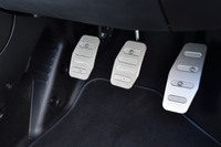 ブレーキおよびクラッチペダルには「ABARTH」ロゴが刻まれている。