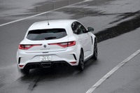 ウルゴン氏によれば、「サーキットやワインディングロードでAT仕様とMT仕様のどちらが速く走れるかは、道次第」とのこと。変速スピードはATに分があるが、車重はMT車の方が軽い。その特性をコース上でどう生かせるかにかかっているという。