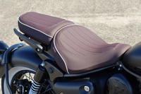 鞍(くら)型のシートは快適そのもの。日本仕様車は定員2人のタンデムシートで、パッセンジャー用の後半部分を外しシングルシート化することもできる。