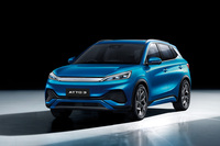 BYDの日本発売モデル第1弾となったミドルサイズの電動SUV「ATTO 3」。WLTCモードで485kmの一充電走行距離を実現している。車両本体価格は440万円。