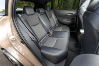 後席は広さも掛け心地も不満のない空間。ひとクラス下の「ヤリス クロス」には求められない性能だ。