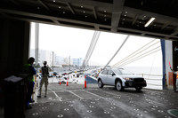 船内へと運び込まれる「スバル・クロストレック(日本名『XV』)」。スバルでは国内生産の約77%が海外向けと、他の日系メーカーと比べても輸出の比率が高い。