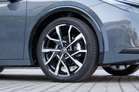 PHEV専用デザインの19インチアルミホイール。タイヤサイズは195/50R19が標準で、試乗車には高い操縦安定性と低燃費性能がうたわれる、「ヨコハマ・ブルーアースGT」が装着されていた。