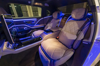 「アクティブアンビエントライト」には、合計253個のLEDが使用されている。後席左右シートは座面とバックレストを別々に調整することができ、バックレストは最大43.5度までリクライニングする。