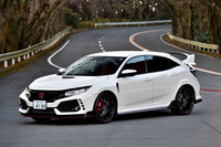 ホンダ・シビック タイプR
ボディーサイズ:全長×全幅×全高=4560×1875×1435mm/ホイールベース:2700mm/車重:1390kg/駆動方式:FF/エンジン:2リッター直4 DOHC 16バルブ ターボ/トランスミッション:6段MT/最高出力:320ps(235kW)/6500rpm/最大トルク:400Nm(40.8kgm)/2500-4500rpm/タイヤ:(前)245/30ZR20 (後)245/30ZR20/価格:450万0360円