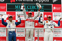 暫定表彰式ではトレルイエ(mobilecast IMPUL)が最上段へ。幻のポール・トゥ・フィニッシュとなってしまった。