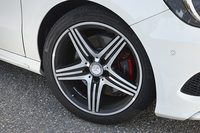足元は235/40ZR18サイズのタイヤにAMG5スポークアルミホイールの組み合わせ。ブレーキキャリパーは前後とも赤でペイントされる。