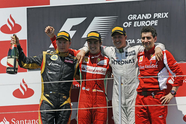 歴代チャンピオン、新旧フェラーリドライバーに彩られた表彰台。フェラーリのフェルナンド・アロンソ(左から2番目)は、地元スペインで今季初の“ダブルウィナー”に。2位はロータスのキミ・ライコネン(一番左)、3位はカムバック後初の表彰台となったメルセデスのミハエル・シューマッハー(左から3番目)。(Photo=Ferrari)