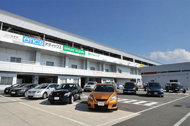 【スペック】トヨタ・マトリックス(写真中央):全長×全幅×全高=4366×1765×1549mm/ホイールベース=2600mm/車重=1345kg/駆動方式=FF/2.4リッター直4DOHC16バルブ(158hp/6000rpm、22.4kgm/4000rpm)/北米仕様車