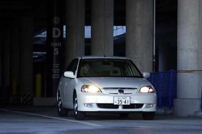 【スペック】全長×全幅×全高=4455×1695×1430mm/ホイールベース=2620mm/車重=1210kg/駆動方式=FF/1.3リッター直4SOHC8バルブ(86ps/5700rpm、12.1kgm/3300rpm)+モーター(10kW/4000rpm、5.0kgm/1000rpm)/車両本体価格=209.0万円(テスト車=246.3万円)