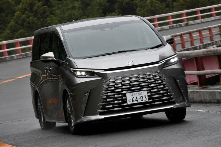 【レクサスLM500h“エグゼクティブ”のスペック】
	ボディーサイズ:全長×全幅×全高=5125×1890×1955mm/ホイールベース:3000mm/車重:2460kg/駆動方式:4WD/エンジン:2.4リッター直4 DOHC 16バルブ ターボ/モーター:交流同期電動機/トランスミッション:6段AT/エンジン最高出力:275PS(202kW)/6000rpm/エンジン最大トルク:460N・m(46.9kgf・m)/2000-3000rpm/フロントモーター最高出力:87PS(64kW)/フロントモーター最大トルク:292N・m(29.8kgf・m)/リアモーター最高出力:103PS(76kW)/リアモーター最大トルク:169N・m(17.2kgf・m)/システム最高出力:371PS(273kW)/タイヤ:(前)225/55R19 103H/(後)225/55R19 103H(ミシュラン・プライマシーSUV+)/燃費:13.5km/リッター(WLTCモード)/価格:2000万円
	
	【取材時の燃費データ】
	テスト距離:227.0km(市街地1:高速道路7:山岳路2)/使用燃料:--リッター(ハイオクガソリン)/参考燃費:8.9km/リッター(車載燃費計計測値)