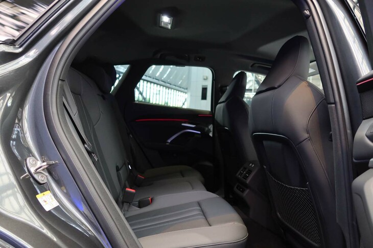 アウディQ5 TDIクワトロ150kWアドバンスト(リアシート)