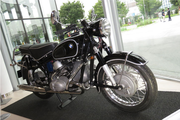 最後に紹介するのは、エントランスに1台だけ飾られていた「BMW R69S」。42psを発生する600ccの水平対向2気筒エンジンを搭載し、最高速は175km/hを記録した。