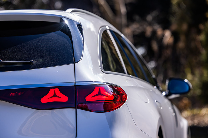 テールランプに“スリーポインテッドスター”をモチーフとしたデザインを取り入れたのも新型「Eクラス」の特徴。59万円のオプションとなる「アドバンスドパッケージ」を選択すると、熱反射・ノイズ低減ガラスが装着される。