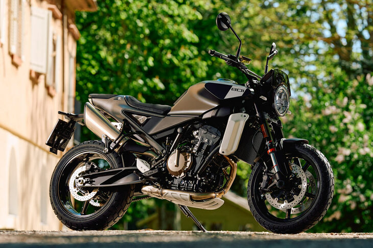 2024年3月に発表された「ハスクバーナ・スヴァルトピレン801」。2020年まで販売されていた「スヴァルトピレン701」の後継モデルにあたり、スクランブラー風のミニマルな車体に、シリーズ最大排気量のエンジンを搭載している。