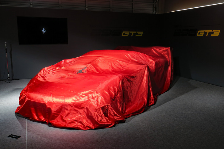 富士スピードウェイのピットにて、アンベールを待つ「フェラーリ296GT3」。