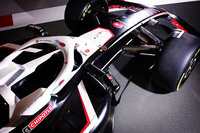 発表会場に展示されたMoneyGram Haas F1 Teamのマシン。車体の前後に加え、サイドミラーにも「GR TOYOTA GAZOO Racing」のロゴが入る。