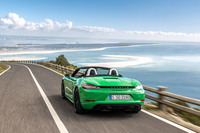 「718ボクスターGTS 4.0」は公道で試乗。電動式ソフトトップは50km/h以下であれば走行中でも操作でき、9秒でオープン/クローズ動作が完了する。