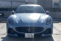 新世代マセラティに共通するデザインが採用された「グラントゥーリズモ」。「MC20」に似たフロントマスクや長さを強調したボンネット、ボリューミーなフェンダーがとてもセクシーだ。