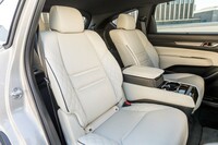 2列目のキャプテンシート。「エクスクルーシブモード」のものにはシートヒーターとベンチレーション機能が備わる。