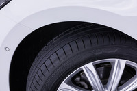 今回「ゴルフトゥーラン」に装着した「エフィシェントグリップRVF02」は、新車装着アイテムと同じ215/55R17サイズ。サイドウォールに「EfficientGrip RVF02」のロゴが、控えめに入れられている。