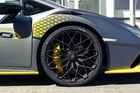 マグネシウムホイールに装着されるタイヤは、ブリヂストンの「ポテンザ スポーツ」。ランボルギーニがピレリ以外のタイヤを市販モデルに純正装着するのは極めて珍しい。