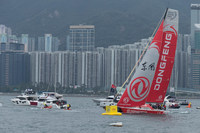 向かい風の中、折り返し地点のマーカーに到達する東風レーシングチームのヨット。