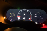 「RACE」モード選択時にはメーターの表示デザインも変更される。センターに配置されたタコメーターとその横に備わるGメーターが、アグレッシブな走りと、卓越したポテンシャルを想起させる。