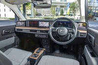 リビングをイメージしたというキャビンは明るく広々としている。デジタルサイドミラーは全車標準装備だが、デジタルルームミラーは「アドバンス」専用装備となっている。