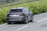 前後のモーターを合わせたシステム全体で最高出力387PSを発生。0-100km/h加速は5.9秒でこなす。