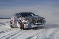 モーターはフロントに2つ、リアに2つの4基を搭載し、各輪を独立して制御する。4WDとRWDを自在に使い分け、前輪は完全にフリーにできるそうだ。