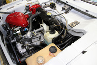 縦置きされ前輪を駆動する785cc水冷2ストローク3気筒エンジンは、41PS/4000rpm、8.1kgf・m/3500rpmの出力とトルクを発生。ラジエーターがバルクヘッド直前に位置するレイアウトもDKWに倣っている。