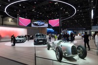 アウディはアウトウニオン時代の「シルバーアロー」と現行モデルを並べて展示した。