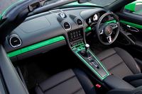 ブラックのSport-Texレザーで仕立てられたインテリア。ボディーカラーと同色のパネル類がレーシーなムードを醸し出す。