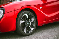試乗車のタイヤサイズはフロントが165/55R15、リアが195/45R16。ヨコハマの「アドバンネオバAD08R」が装着されていた。