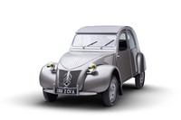 「シトロエン2CV」
「こうもり傘に4つの車輪」というコンセプトでつくられた、極限まで簡素なつくりを追求したモデル。ソフトトップを採用しているのは、軽量化とコスト削減が目的だといわれる。1948年に登場し1990年まで製造されたロングセラー。