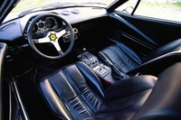 1975年「フェラーリ308GTB」のインテリア。センターコンソールに居並ぶスイッチ類だけで、ご飯3杯はいけそうだ。