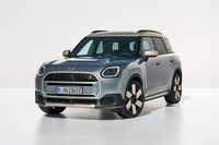 新型「MINIカントリーマン」は2024年春からMINI販売店に導入される。スタート価格は4万3500ユーロ(約695万円)。