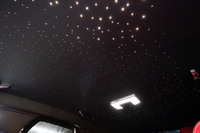 星空を模した「スターライト・ヘッドライニング」。無数の光ファイバーをルーフに仕込んだもので、明るさを強くすれば読書灯としても使用できる。