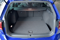 荷室の容量は、5人乗車時で605リッター、後席を倒せば1620リッターまで広がる。