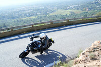 最新のスポーツネイキッドらしく、走りをサポートする電子制御も充実。オプションで用意されるライディングモード「ダイナミック」を選択すると、トラクションコントロールの調整が可能となり、後輪のスリップレベルを10段階で選択できるようになる。