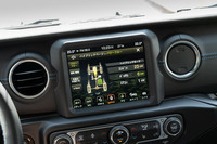 オーディオナビゲーションシステムの画面にはPHEV用の表示を追加。パワートレインの作動状態を確認したり、充電スケジュールを設定したりできる。