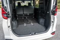 2列目をチップアップして一番前にスライドしたところ。大人用の自転車が余裕で積める荷室長だ。