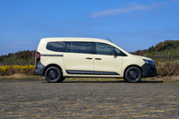 ボディーの全長は4910mm、ホイールベースは3100mmにも達する。最小回転半径は6.2m。